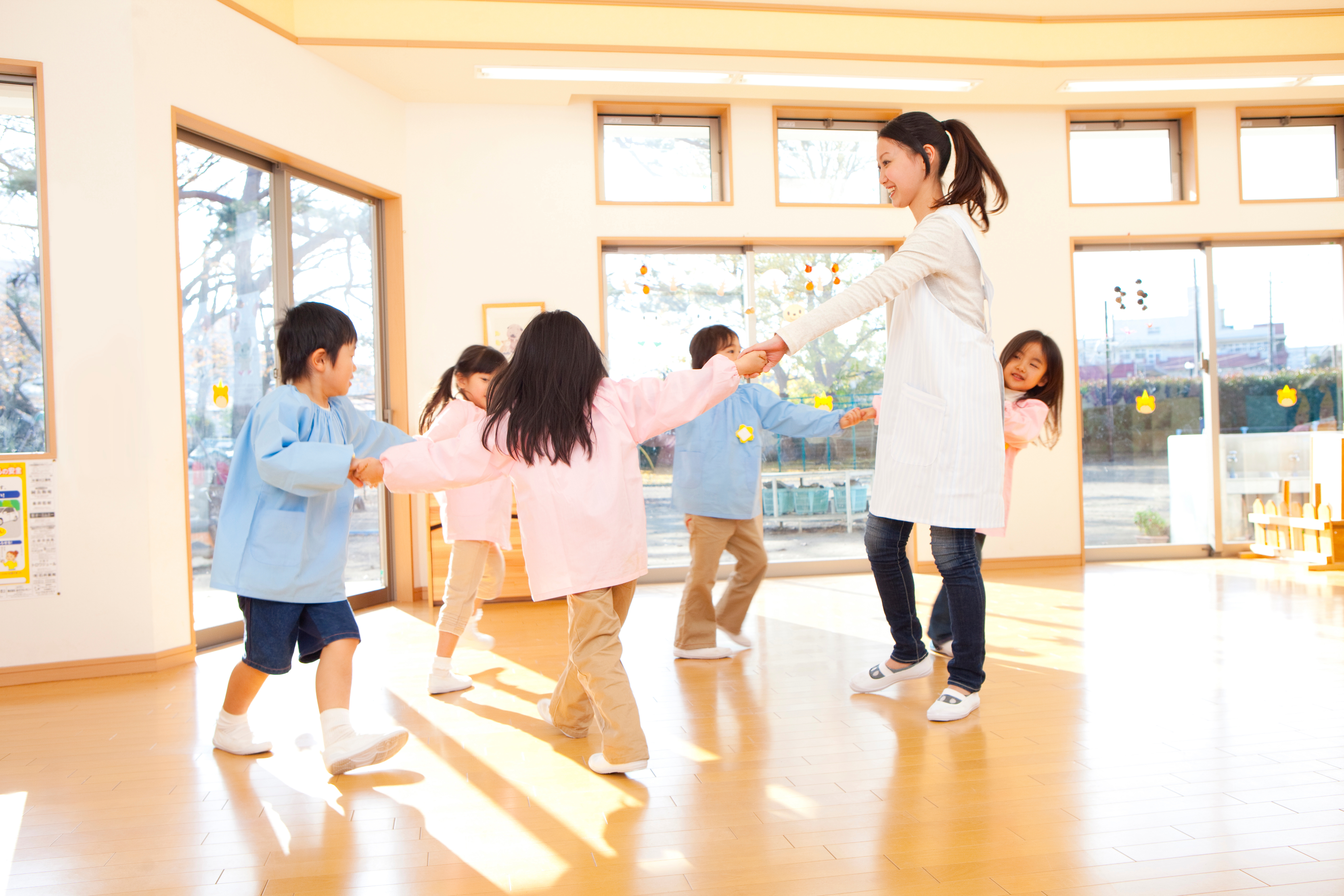 遊びの中から学び、思いやりと自信を育てる温かな保育を行っています。